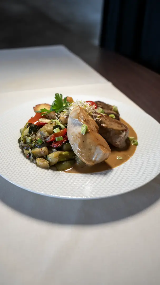 Hauptgericht im Haus Breuing – Fleisch mit mediterranem Gemüse